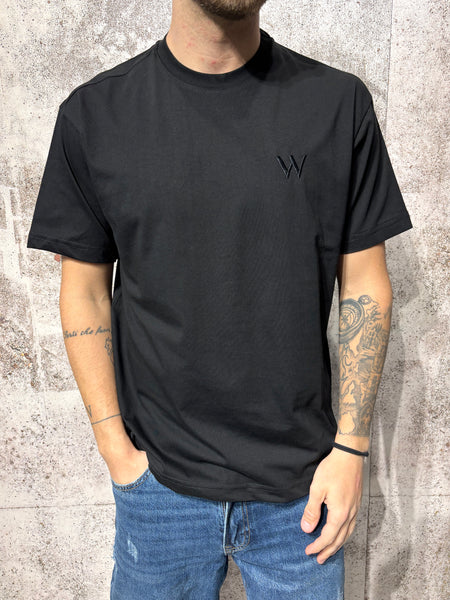 Black T-shirt with W embroidery