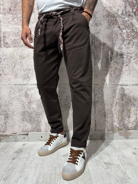 Pantalone chino con pince moro P61