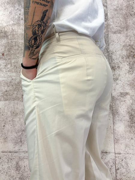 Pantalone sartoriale beige con una pince