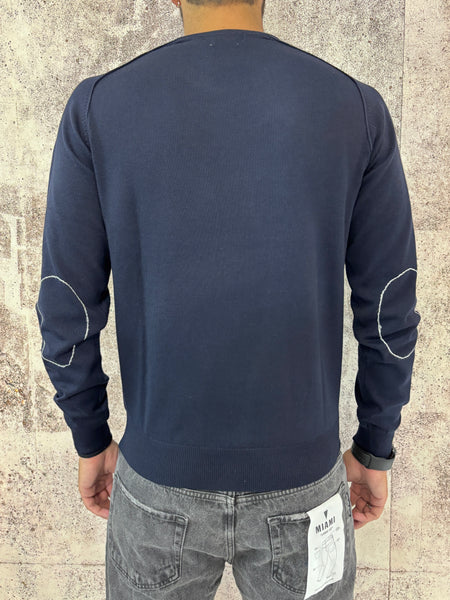 Maglione blu con toppe sui gomiti