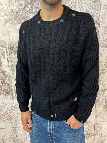 Maglione nero trecce e ricami