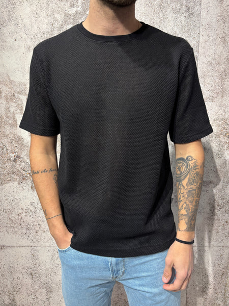 T-Shirt in maglia nera traforata