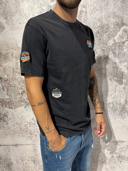 T-shirt nera con patch art. GL2329