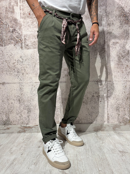 Pantalone chino con pince verdone P61