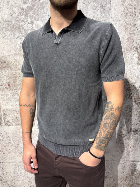 Polo nera in maglia effetto slavato