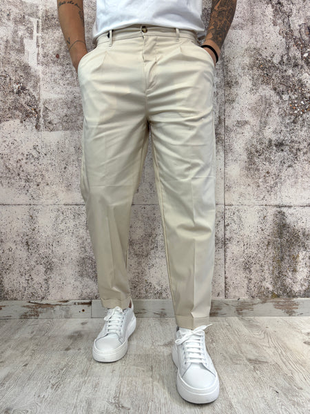 Pantalone sartoriale beige con una pince