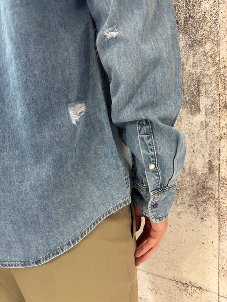 Camicia jeans con rotture e ricami colorati