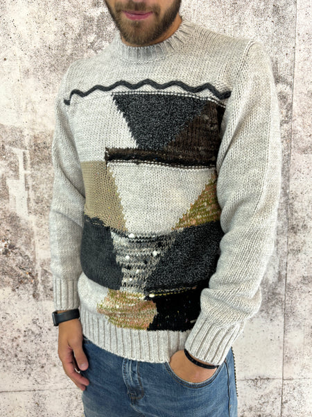 Maglione girocollo grigio con inserti e ricami