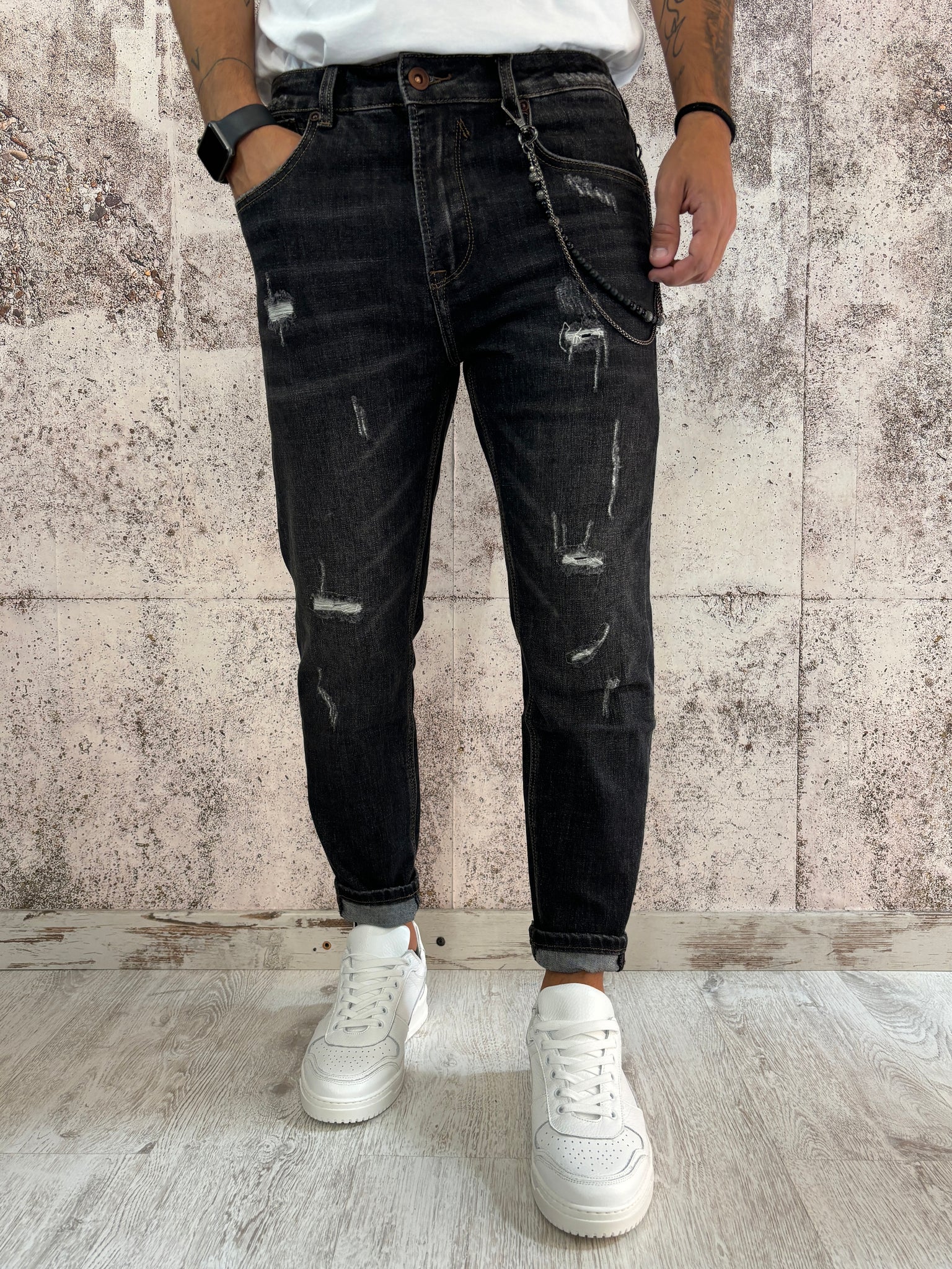 Jeans nero Carrot fit con piccole rotture