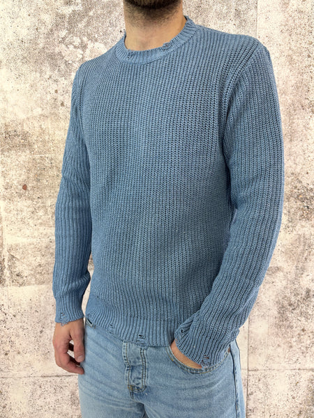 Maglioncino azzurro con rotture