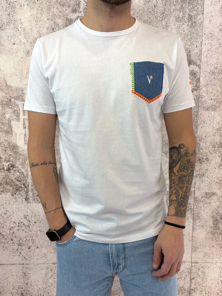 T-Shirt bianca con taschino jeans e ricami