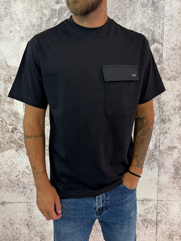 T-Shirt nera tasca w