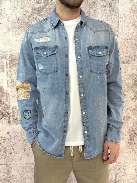 Camicia jeans con toppe e patch