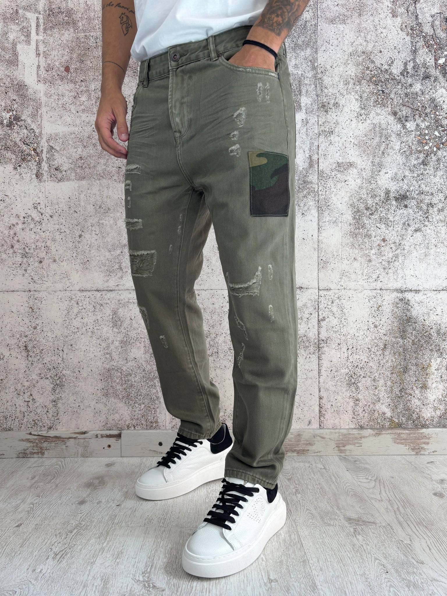 Jeans verde militare con rotture e toppe