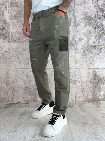 Jeans verde militare con rotture e toppe