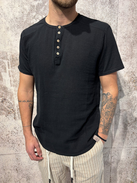 T-Shirt serafino nera misto lino