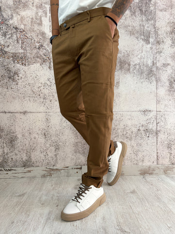 Pantalone chino tabacco