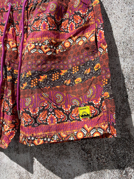 Costume etnico bordeaux