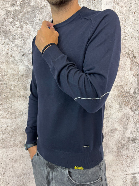 Maglione blu con toppe sui gomiti
