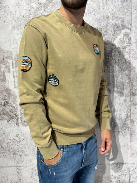 Felpa girocollo camel con patch
