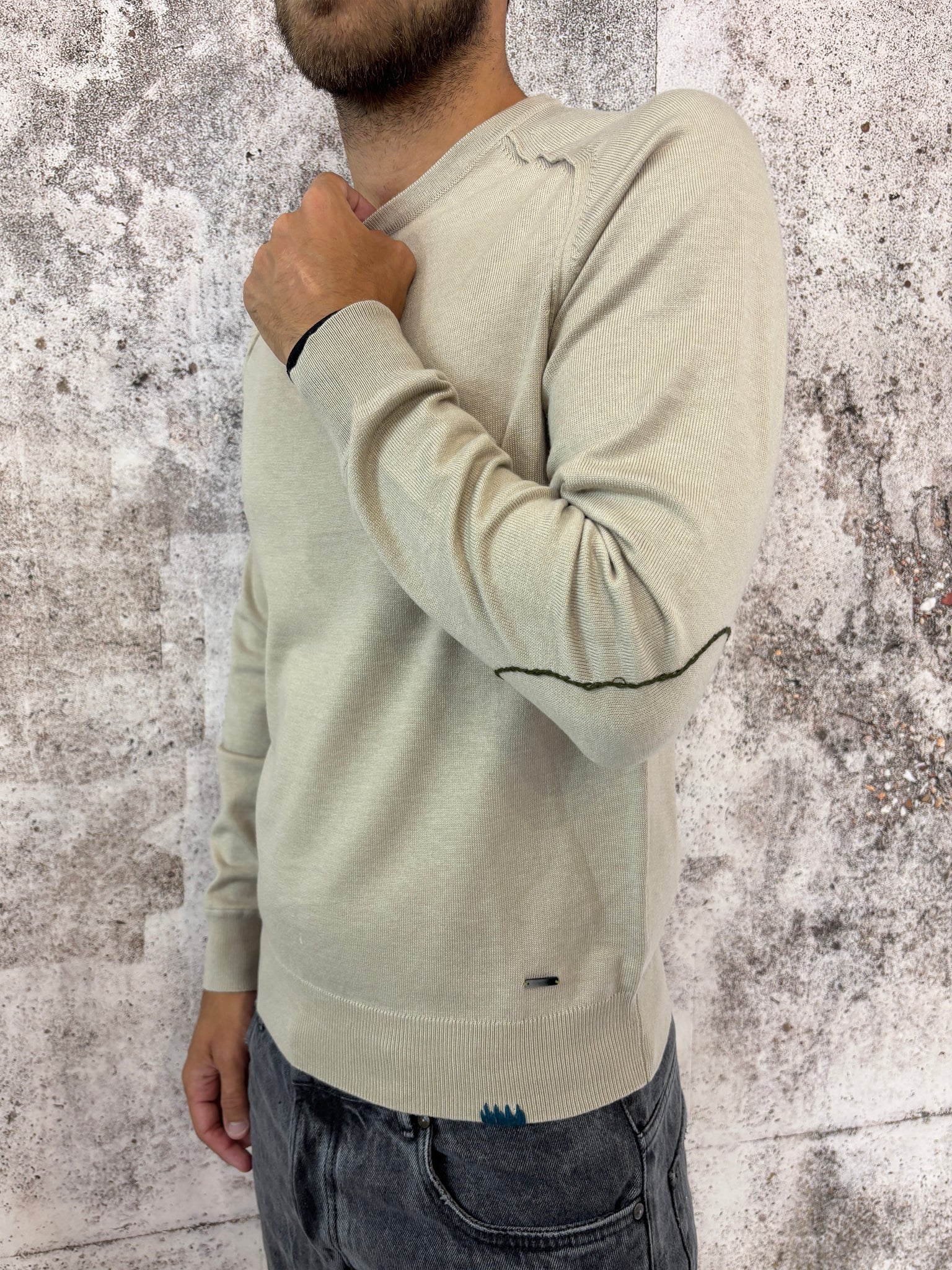 Maglione beige con toppe sui gomiti