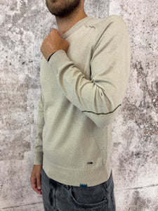 Maglione beige con toppe sui gomiti
