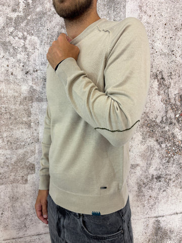 Maglione beige con toppe sui gomiti