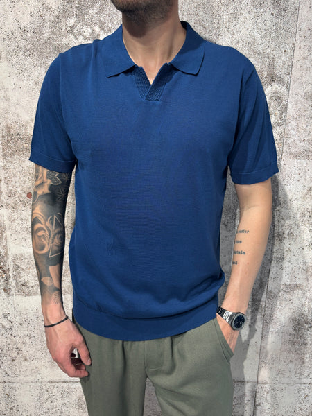 Polo in maglia blu collo derby