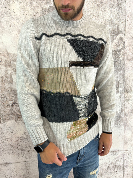 Maglione girocollo grigio con inserti e ricami