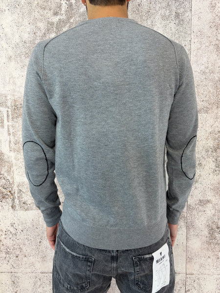 Maglione grigio con toppe sui gomiti
