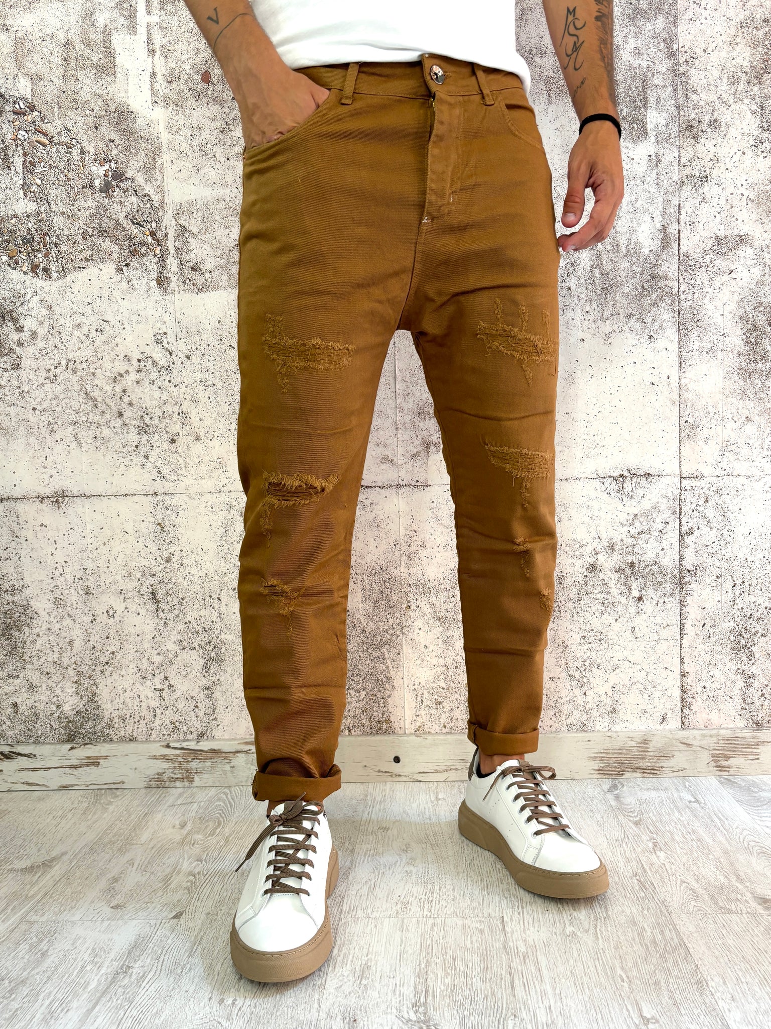 Jeans tabacco tapered fit con rotture