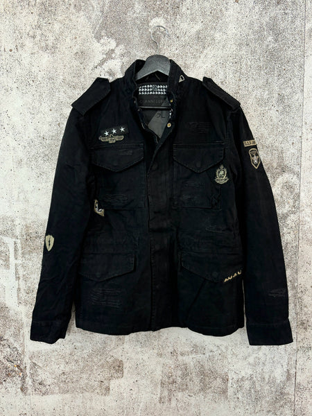 Field jacket nera con patch e rotture