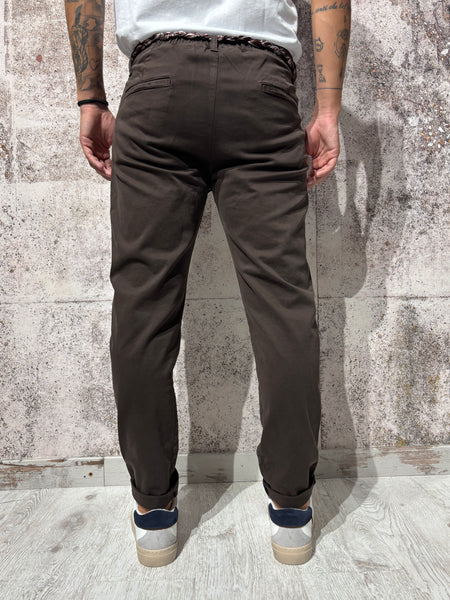 Pantalone chino con pince moro P61