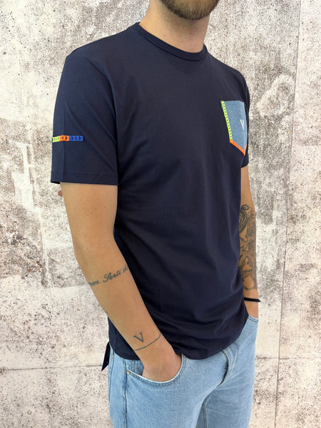 T-Shirt blu con taschino jeans e ricami