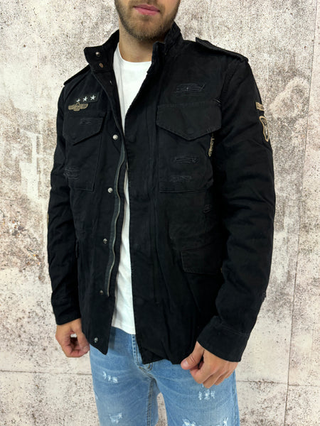 Field jacket nera con patch e rotture