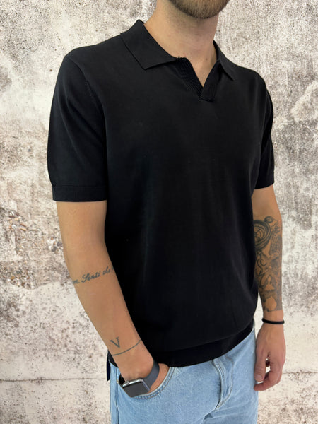 Polo in maglia nera collo derby