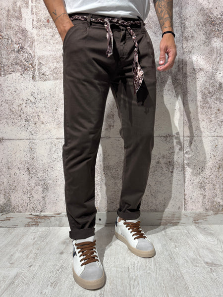 Pantalone chino con pince moro P61