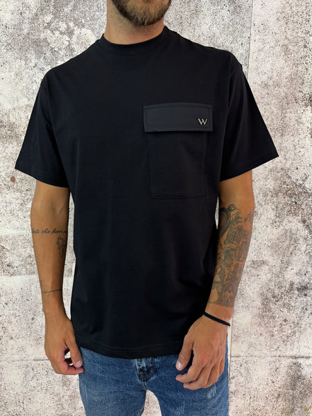 T-Shirt nera tasca w