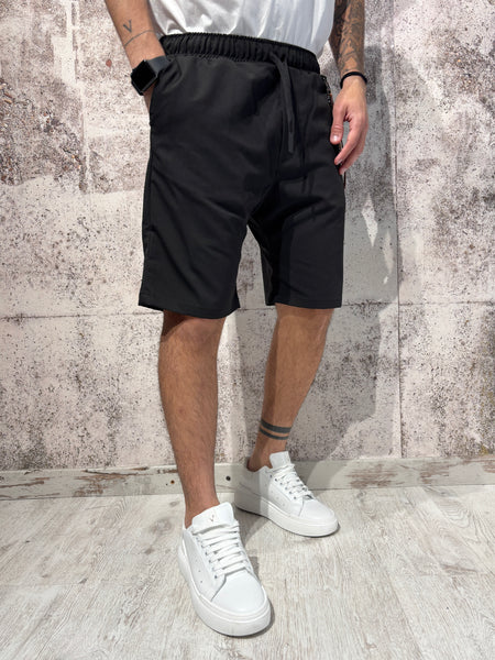 Bermuda nero con laccio e catenella
