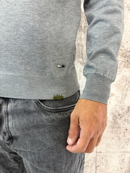 Maglione grigio con toppe sui gomiti
