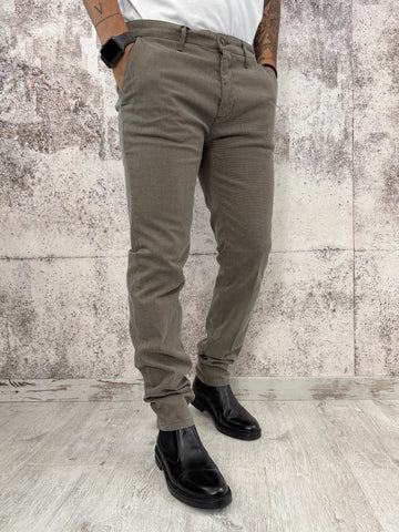 Pantalone chino microfantasia cognac
