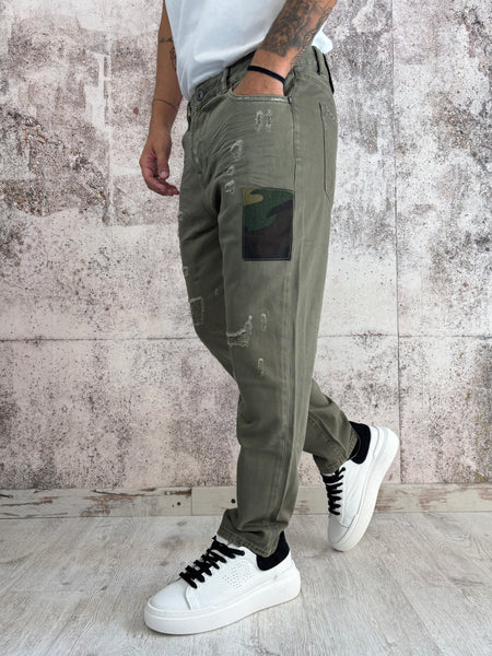 Jeans verde militare con rotture e toppe