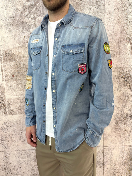 Camicia jeans con toppe e patch