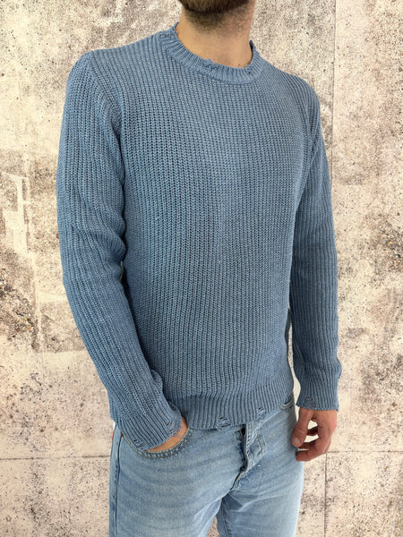 Maglioncino azzurro con rotture