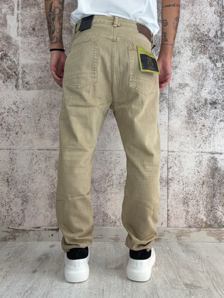 Jeans beige con rotture e toppe