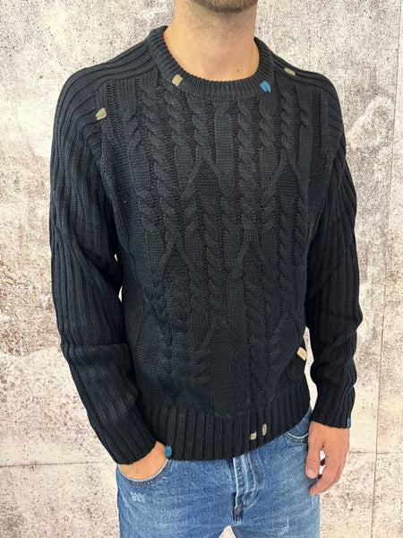 Maglione nero trecce e ricami