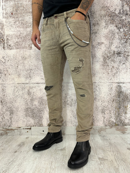 Pantalone velluto beige con rotture e toppe