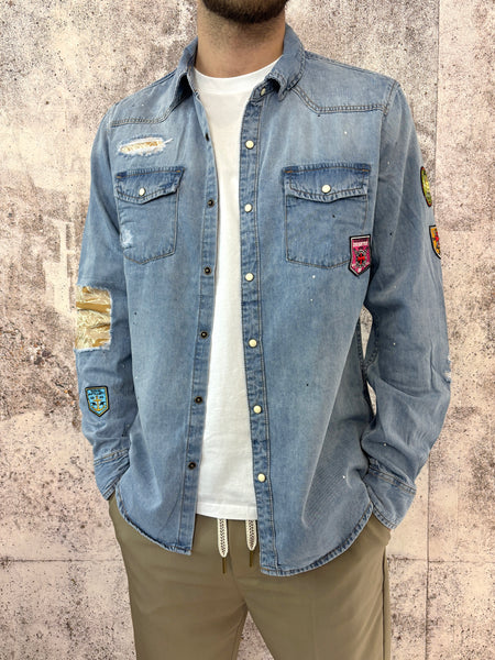 Camicia jeans con toppe e patch