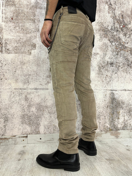 Pantalone velluto beige con rotture e toppe