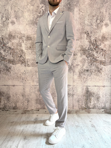 Abito monopetto grigio tessuto fiammato